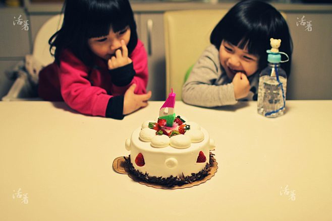 姐姐四岁生日，看着橱窗里的蛋糕选了最喜欢...