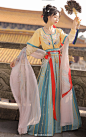 #清水溪汉初#  #穿汉服的女生有多好看#  #夏日穿搭#
《雀仙》 小溪家最近宋制比较多，来康康 唐风滴~
悄咪咪说，这款不鸽了
“”丝竹惯听时独舞，楼台初上欲孤飞。刺桐花谢芳草歇，南国同巢应望归”

花叶黄提花半臂整体看起来挺精致，暗纹没有特别亮，精致度又加了几分，领边衣襟袖口撞 ​​​​...展开全文c