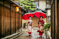 雨季に赤い傘を持つ芸者 - kimono ストックフォトと画像