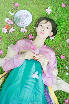 #KIKO.IW# #微相册投稿# 轻罗小扇白兰花，纤腰玉带舞天纱。疑是仙女下凡来，回眸一笑胜星华。 模特：@刘木子_七朵 更多大图：O网页链接 @微相册 @摄影山猫-Gxinn @宏贇同學 @中国日系摄影 @古风君 @汉服网 祝大家元宵节快乐~