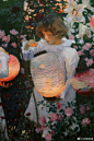 局部
萨金特《康乃馨、百合与玫瑰花》：油画；纵174厘米，横154厘米；作于1885~1886年；藏于英国伦敦泰德画廊。