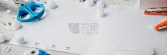 工艺制作。制作贺卡。彩色纸，贴花，手工制作。剪刀，胶水，画笔。深色木背景。学校用品