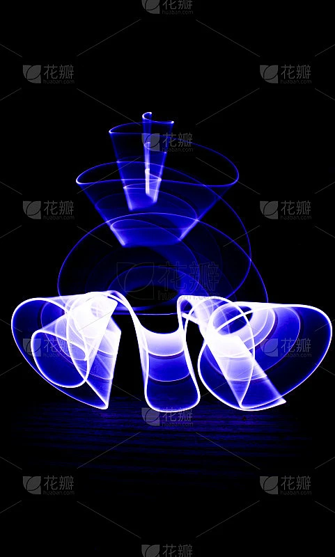 以蓝色光剑为背景的弯曲抽象形状。