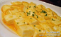 【滑嫩养眼—黄金豆腐】原料：豆腐、咸蛋黄、香葱。调料：盐、味精、胡椒粉、色拉油 。做法： 1、豆腐切丁，用盐水焯一下，捞起后装盘。 2、锅内放油，下入咸蛋黄碎炒散，加适量盐、味精、胡椒粉翻炒1分钟，将炒好的蛋黄浇在加工好的豆腐上，再撒少许葱花即成