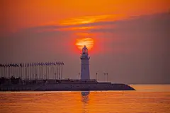 暗夜灯塔照亮归航