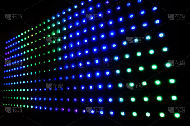彩色RGB LED灯在黑色背景。LED矩阵与WS2812B条。在数字LED显示屏上播放动画和效果。彩素材-花瓣网