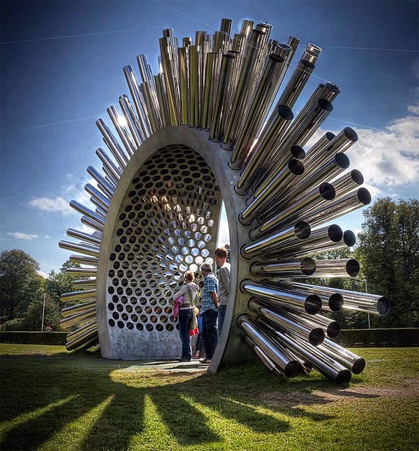 雕塑是利用金属管道连接在一个弧形的钢架上.