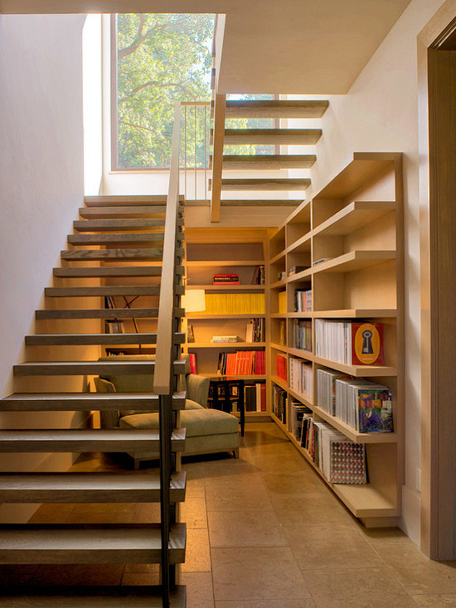 隐藏在楼梯下的小书房，小小阅读空间。