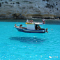 佩拉杰群岛（Pelagie Islands）位于地中海中部，海水透明得宛如船漂浮在蓝天上
这个美，动人心魄……