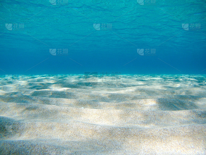 在希腊清澈的海水中，水下的沙子海床