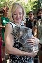 在澳大利亚拥抱考拉合影 用英语称赞“wonderful”_新闻_腾讯网----加拿大总理史蒂芬-哈珀的夫人laureen       harper与考拉拥抱