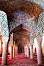 纳西尔的OL-molk清真寺，伊朗设拉子，从1876年至1888年建成。
令人注意的是，伊斯兰教建筑的母题(motif)总是围绕着重复、辐射、节律和有韵律的花纹。从这个角度看，分形成为了一个重要的工具，特别是在清真寺和宫殿。母题包含的其它重要细节包括高柱、墩柱和拱门，并轮流交织在壁龛和柱廊。