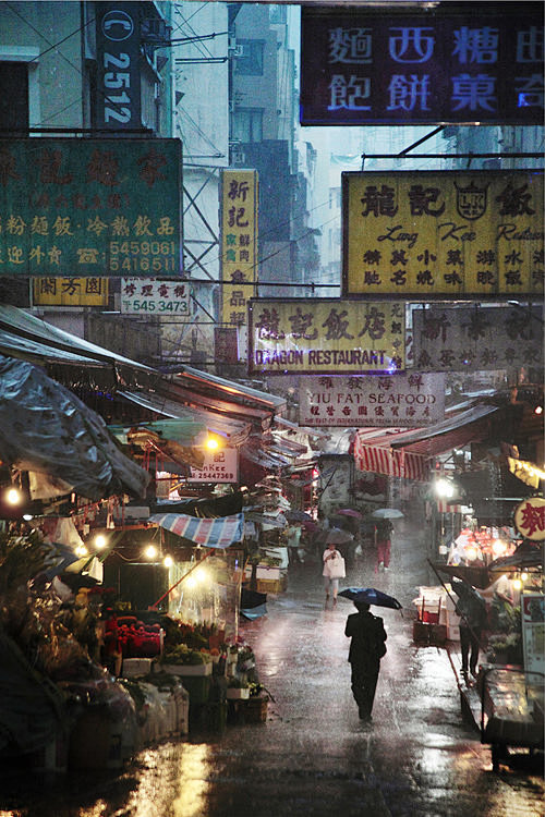 雨里的香港小巷