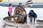 朗诗万科 · 城市之光  万科活力星球全解码   水车  

互动水车娱乐设施，营造了一个互动参与的交流空间，协作的效果带给孩子非常精彩的体验。