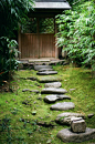 日本茶庭的重要构园要素之一----飞石（庭园里间置的不规则石板，供脚踏用）：进入外露地（第一层庭院，野趣和人工各半的半自然景观）时，有一条铺着石头的小路，那是进出茶室的必经之路，这些铺在路上的步石在日本被…