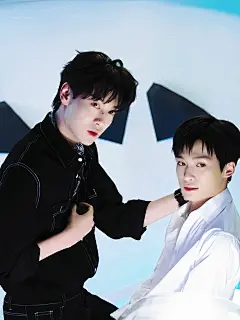 Vision｜田栩宁 ✘ 梓渝
xql看镜头
修图壁纸 （还是办公室花絮） ​专栏 · ChiWu_Vision | 双人@ChiWu_Vision，采集@屿堍