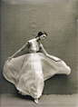 【图】#我爱白色白色爱我# Richard Avendon的时装摄影 http://meilishuo.com/u/Bfo9QH -美丽说