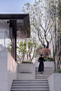 杭州联发藏珑大境 - hhlloo : 结合项目层层有退台花园的建筑特色，设计师提出了流水空中花园的概念：希望泳池可以像一叶碧蓝的轻舟轻轻的落在下沉空间中的阶梯上