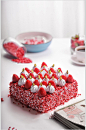 草莓奶油红丝绒蛋糕图片-众图网