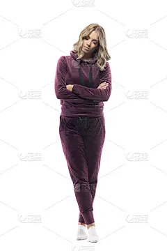 悲伤的情绪美丽的年轻女子在休闲衣服与交叉的双臂低头。