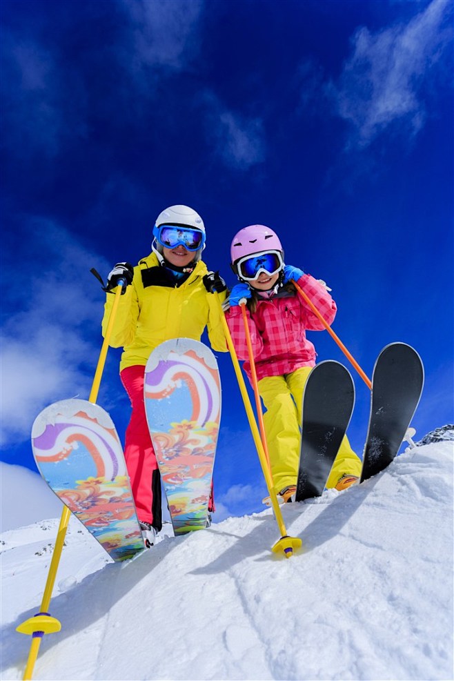 滑雪的家庭人物大图