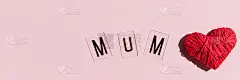 粉红色背景的母亲节贺卡。我爱妈妈，妈妈短信，节日概念。爱心绵绵，母亲节快乐，合家欢乐。本空间