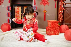 中国女婴传统装扮庆祝中国新年