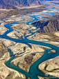雅鲁藏布江是中国最高的大河，位于西藏自治区，也是世界上海拔最高的大河之一。