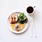 简约风格的欧式早餐美食摄影，漂亮的盘子和叉子