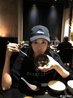 3月26日，，娜扎素颜和妈妈约饭。并在微博里晒出一组妈妈给她拍的照片，配文：“妈妈的拍照技术，凑合看吧。”娜扎在妈妈的镜头里笑成了表情包。 ​​​​