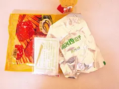 [童年的回忆~祖名香豆干] 小编作为80后，儿时的回忆的零食总是有很多很多，像西瓜泡泡糖，冰糖葫芦，爆米花，好多好多，O(∩_∩)O~不过小编小时候最喜欢的一款零食就要算豆制品了，还记得每天上学都会拿着自己的零花钱去小卖部买点豆制品，那个时候叫豆筋，不是独立包装的，都是很大一包，每次小编都会买一根。长大后，零食仍然是小编生活中不能缺少的部分，豆制品是小编的最爱，朋友送来的祖名家的香豆干让小编又想起了小时候的回忆，香香的豆干~打开包装还有一层密封包装，还放置了纸巾和牙签，这让小......