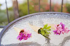冰淇淋蛋筒里盛开着超现实的亮粉色九重葛花。暑假的背景。本空间