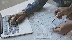 设计师手绘(UX) (UI)平面设计师创意草图规划应用程序流程开发原型用于智能手机上的应用程序