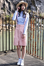 蓝色立领衬衣+粉色背带裙+白色系带运动鞋+编织草帽