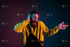 高加索人的肖像孤立在霓虹灯渐变工作室背景上