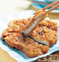 原料

A.鸡胸肉1/2块，B.葱末20克，姜10克，蒜头40克，五香粉1/4茶匙，辣椒粉1大匙，花椒粉1/4茶匙，沙茶粉1大匙，糖1大匙，味精1茶匙，酱油膏1大匙，小苏打1/4茶匙，水50CC，料理米酒1大匙，C.炸鸡排粉100克，孜然粉适量。
做法

1、鸡胸肉洗净后去皮、去骨，横剖到底成一片蝴蝶状的肉片（注意不要切断）备用。
　　2、 将所有材料B放入果汁机中打约30秒混合制成腌汁备用。
　　3、 将作法1的鸡排放入作法2的腌汁中，腌渍约30分钟后捞起、沥干。
　　4、 取作法3的鸡排放入炸鸡排粉中