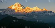 晚上的全景式山-尼泊尔