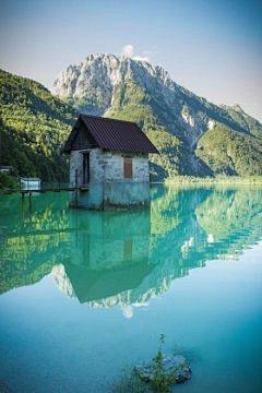 高山脚下，碧湖蓝天，风轻云淡，水中小屋，...