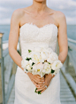 超浪漫的白色新娘手捧花，繁花馥郁，圣洁白色，营造出浪漫典雅气质的婚礼氛围。