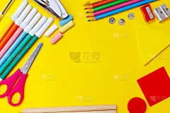 现代回到学校的公寓，任何目的的伟大设计。黄色背景。学习的概念。设计元素。教育的概念。海报设计。学校的