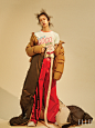 패딩을 입은 소녀 | 엘르코리아(ELLE KOREA) : 풍성하고 커다란 패딩에 둘러 쌓인 어느 귀여운 소녀의 천방지축 패션 모멘트::패딩,패션화보,화보,아우터,겨울,엘르,elle.co.kr::