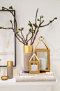 These gold lanterns are a simple and easy way to make your mantel feel extra sophisticated.@北坤人素材