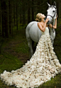 #摄影# #婚纱#
To see more wedding trends: www.modwedding.com