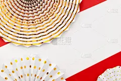 白色背景上的白色和金色纸扇。派对，装饰，庆祝背景