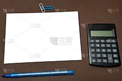 多种多样的收集办公室文具照片钢笔铅笔记事本笔记本尺子订书机剪刀剪刀夹子纸夹夹板放置在桌子上
