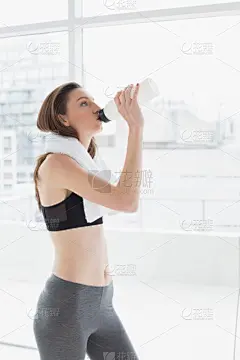 脖子,健身房,女人,毛巾,饮用水,垂直画幅,水,留白,运动竞赛,休闲活动