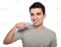 年轻人在刷牙