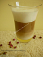 【牛奶蜂蜜咖啡的做法】：1.咖啡机煮好咖啡。2.牛奶加热后用打泡器打出泡沫，体积是原来的1--1.5倍。3.耐热玻璃被中倒入蜂蜜，将泡沫牛奶从蜂蜜上注入，最后缓缓注入咖啡。4.蜂蜜，牛奶，咖啡分为四层，一杯外观很漂亮的饮品就做好了。