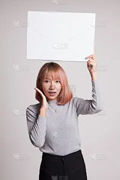 年轻的亚洲妇女惊讶的白色空白标志。