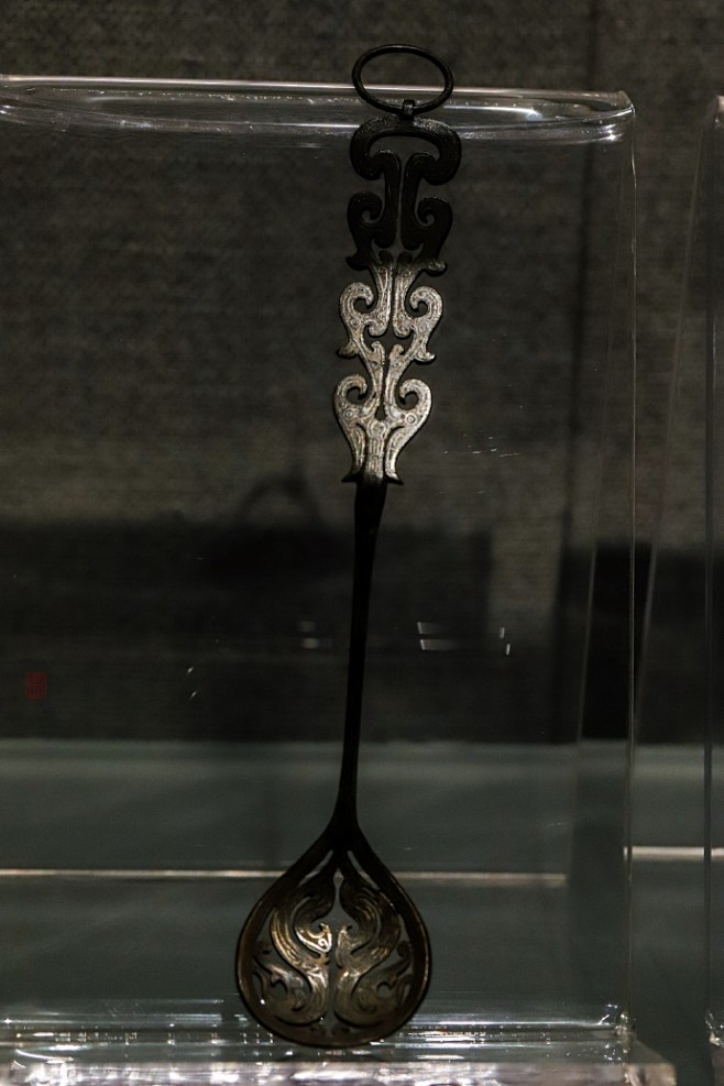 荆州博物馆战国镂空铜勺这把勺子造型极美可惜我怎么也拍不好看水平线